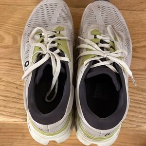 ON Cloudstratus size us8 women’s  Running Shoes in White and Light Green